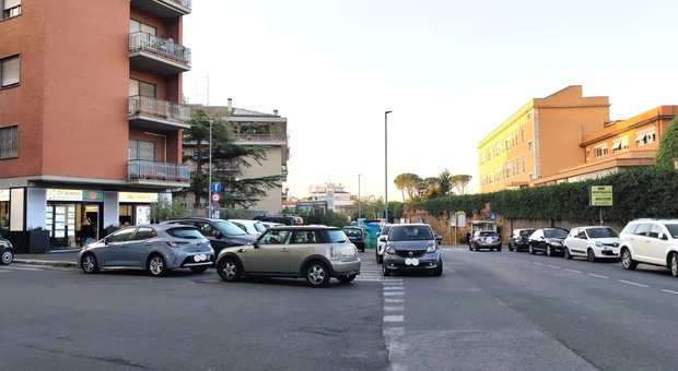 Roma, strisce pedonali cancellate e sosta selvaggia: così nasce l’incrocio killer del Fleming