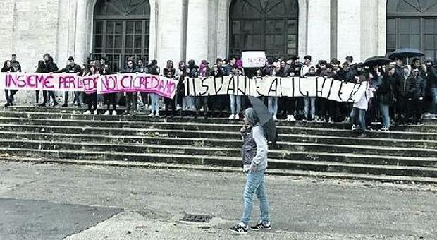 Aule frigorifero, gli studenti protestano davanti alla sede della Provincia di Frosinone