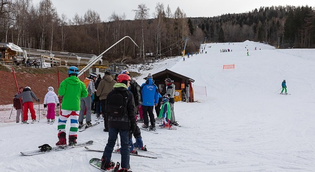 Nuovi intoppi all'avvio della stagione sul Colle: fune danneggiata sullo skilift