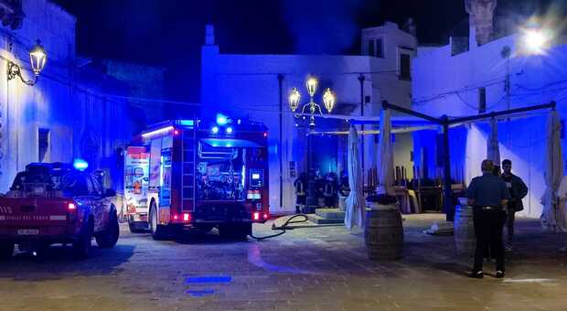 Incendio nella notte, a fuoco un ristorante nel centro storico