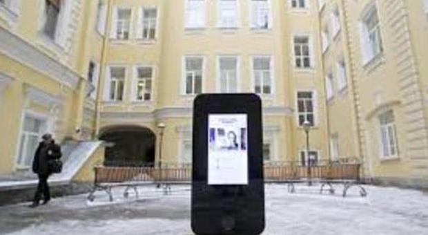 Un'immagine dell'iPhone gigante installato all'Università di San Pietroburgo