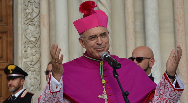 Febbre alta, il vescovo Angelo Spina in ospedale: ricoverato per un’encefalite virale