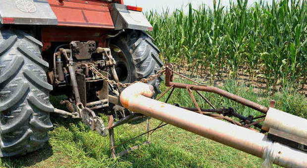 ​Esplode la gomma del trattore e la travolge: grave una contadina