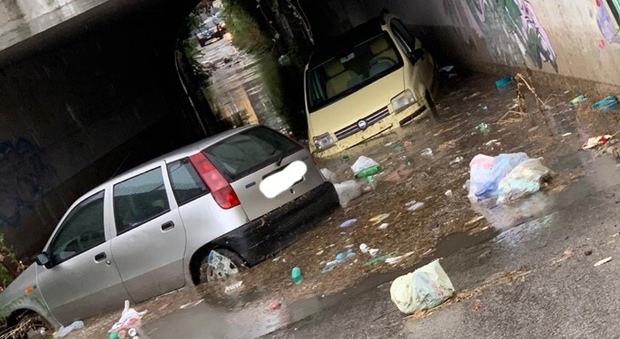 Temporale a Napoli, auto bloccate in acqua nel sottopasso di Poggioreale