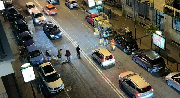 Napoli, paura al Vomero: luminaria natalizia cade in strada tra gli automobilisti