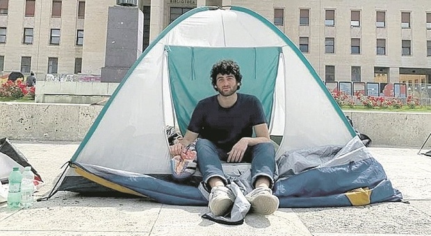 La (dura) vita degli universitari: «Una stanza singola costa 600 euro: allora dormo in tenda»