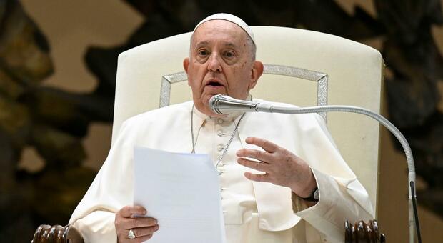 Papa Francesco, come sta: «Sono vivo, ho una bronchite acuta e infettiva»