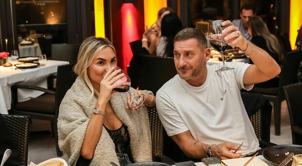 Totti a Miami con Noemi Bocchi per un torneo di Padel, le foto della coppia (sorridente) durante la cena al ristorante