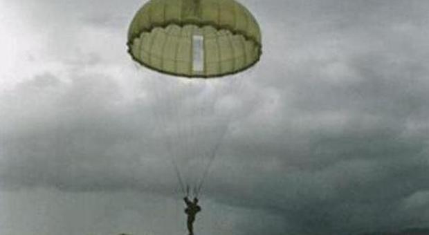 Lucca, il paracadute non si apre: morto un militare di 26 anni