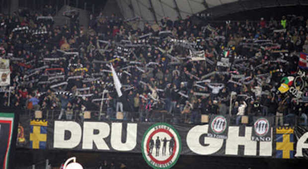 Torino, capo ultras della Juve picchiato con spranghe e bastoni: è grave