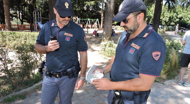 Roma, droga nascosta negli slip: arrestato pusher 18enne