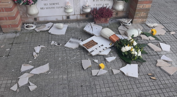 Cimitero di Pietralacroce senza pace: lapidi distrutte dai vandali sacrileghi