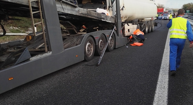 Schianto tra Tir, 30mila litri di gasolio sversati: riaperta l'autostrada