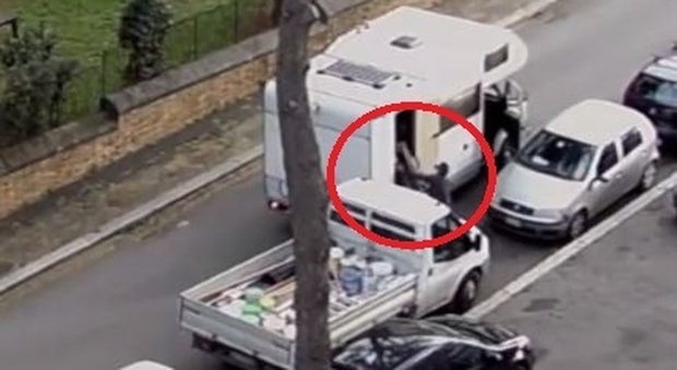Roma, ladri in camper saccheggiano il furgone parcheggiato: il furto ripreso da un balcone