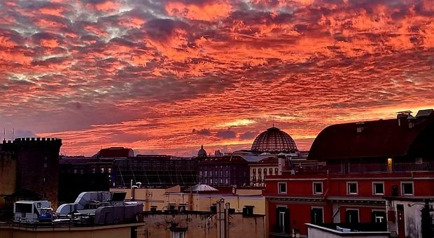Tutti con il naso all’insù: il tramonto "rosso fuoco" sopra Napoli dà spettacolo