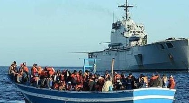 Migranti, navi militari italiane in Libia contro gli scafisti: pronto il via libera