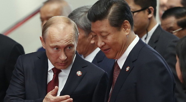 Vladimir Putin e Xi Jinping a Shanghai (foto Aly Song - Ap)