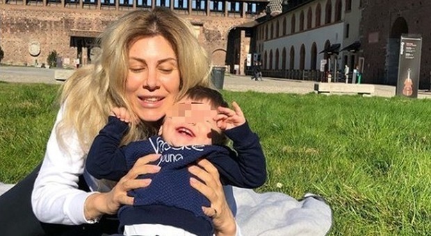 Coronavirus, Paola Caruso con il figlio al parco a Milano. Posta la foto, fan furiosi: «Chiamate la polizia»