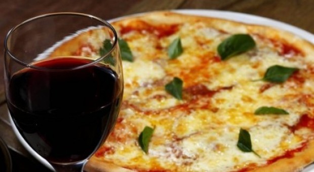 Pizza, a Napoli la più economica d'Italia, a Varese la più cara: ecco quanto costano