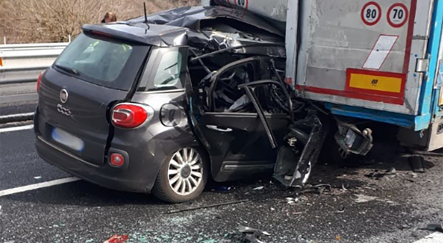 Bari, tre morti in un incidente stradale: taxi si schianta contro un tir