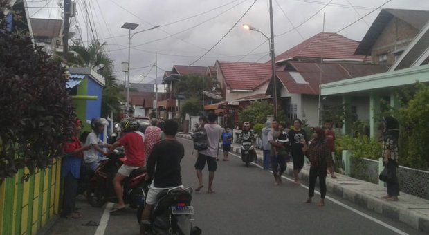 Terremoto in Indonesia di 7.3: paura tra la popolazione, non segnalate vittime