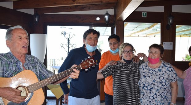 Gianni Morandi canta in osteria: il pranzo diventa una festa