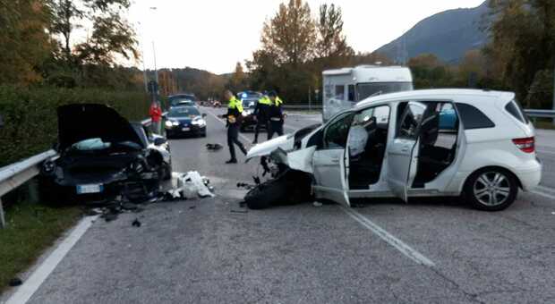 Carambola fra Mercedes, Porsche e Citroen sulla Provinciale: sei feriti