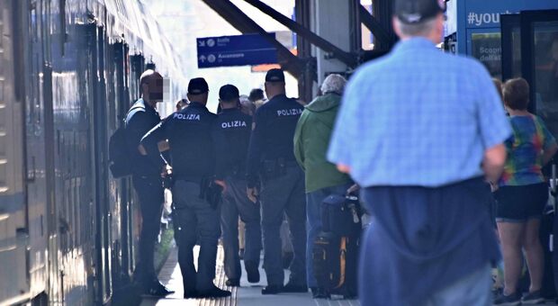 Terrore sul treno, 18enne marocchino accoltella tre passegger e minaccia gli agenti: «Vi ammazzo tutti»