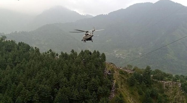 Il cavo della funivia si rompe: 7 bambini e 1 adulto sospesi a 274 metri di altezza in Pakistan