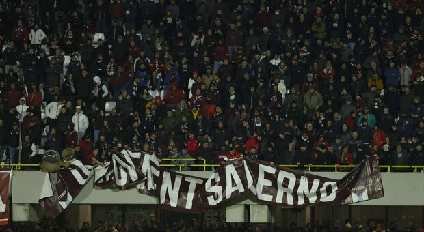 La protesta dei tifosi della Salernitana