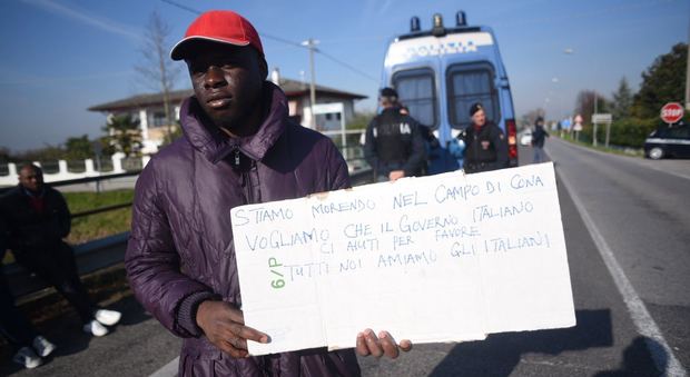 Profughi, nuova protesta: un gruppo di migranti si rimette in marcia