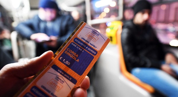 Tabaccai di Napoli contro riduzione dell'aggio sui biglietti dei trasporti
