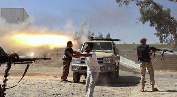 Libia in fiamme, razzo su un deposito di carburante. Germania richiama diplomatici