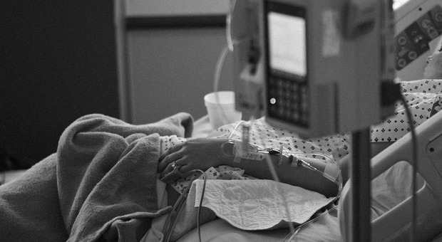 Le ultime parole dei pazienti prima di morire, il racconto degli infermieri: il papà cocciuto, il ballo finale e la confessione di un omicidio
