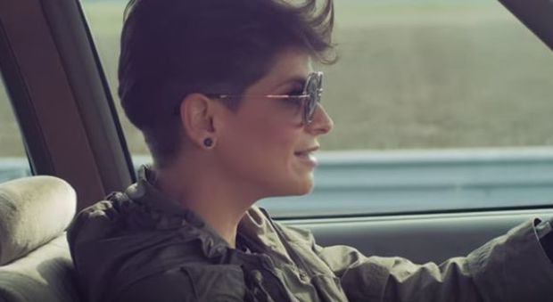 Alessandra Amoroso guida senza cinture di sicurezza, polemiche per il video "Comunque andare"Alessandra Amoroso guida senza cinture di sicurezza, polemiche per il video "Comunque andare"