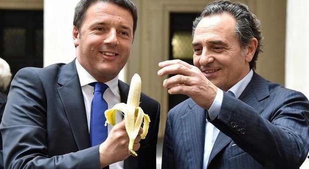 Razzismo, tirano una banana a Dani Alves ma il brasiliano la raccoglie e la mangia Renzi e Prandelli seguono l'esempio