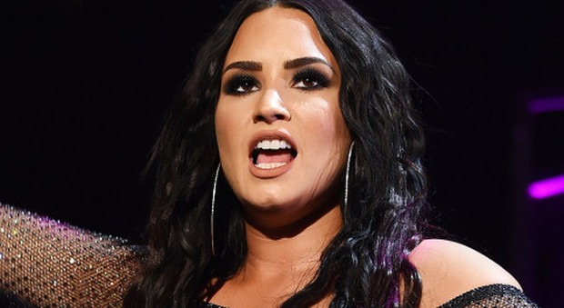 Demi Lovato, la popstar resta in ospedale. I medici: «Non è in grado di parlare»