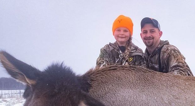 Cacciatrice di 8 anni uccide un cervo, suo padre si vanta del bottino esibendo su facebook foto della piccola con la preda