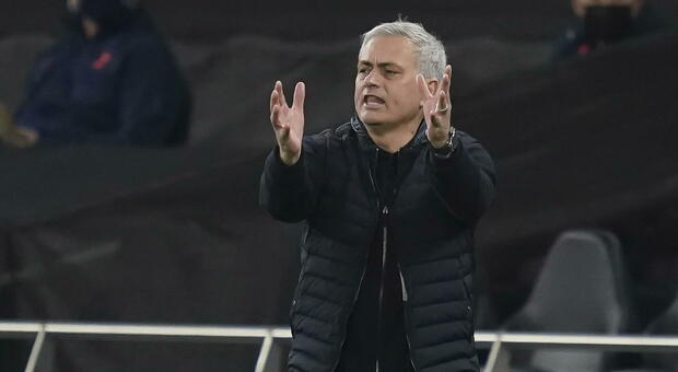 Roma, Mourinho balla su due punte