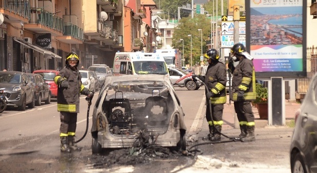Salerno, l'auto prende fuoco: salva la conducente