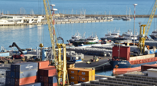 Una veduta del porto commerciale di Salerno