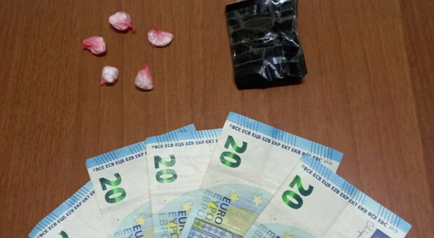 Cocaina e banconote ritrovate dai Falchi della Squadra Mobile
