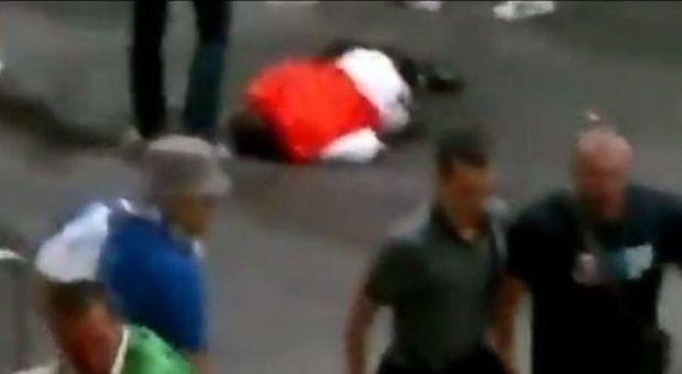 Gli hooligans russi picchiano a sangue gli steward