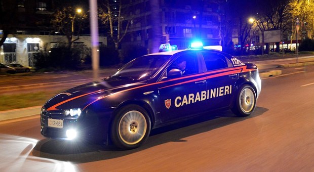 Roma, cade da scooter rubato per sfuggire ai carabinieri: fermato 17enne