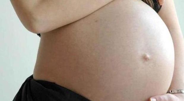 Preservativo difettoso: incinta di 3 gemelli. Mamma ottiene maxi-risarcimento