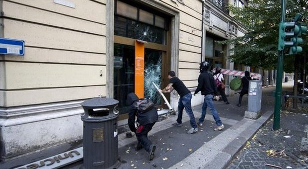 Roma conta i danni, la denuncia dei commercianti: «2 milioni persi nel weekend»
