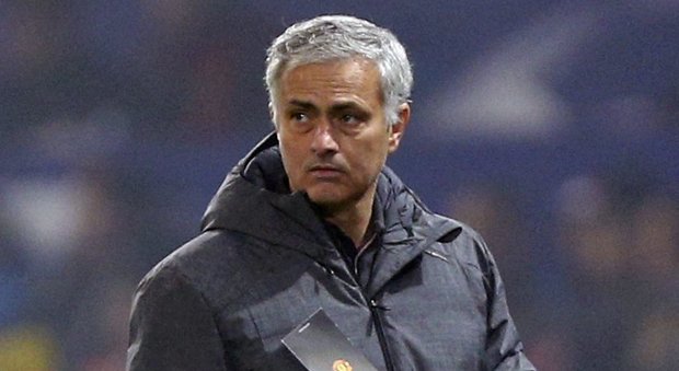 Manchester, Mourinho accende il derby: «I giocatori del City? Un po' di vento e cadono»