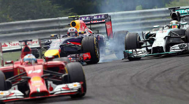 La Ferrari di Fernando Alonso precede la Mercedes di Hamilton e la Red Bull di Ricciardo
