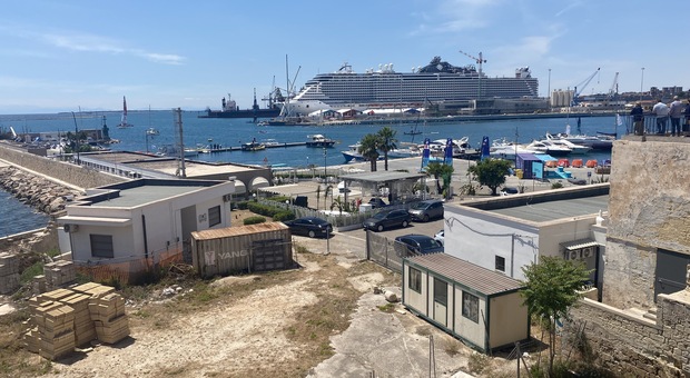 La nave da crociera Msc Seaside e i catamarani del SaulGp in mare a Taranto