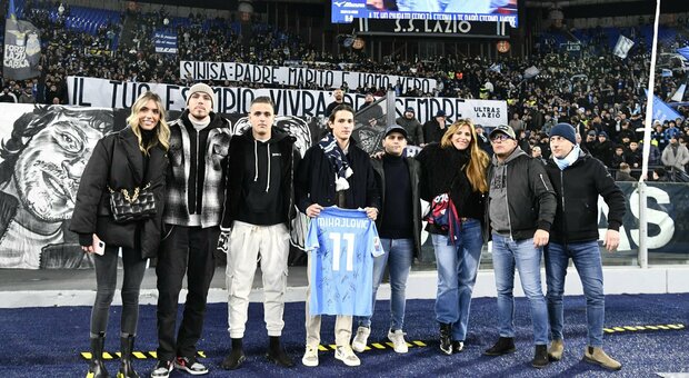 Mihajlovic, commozione prima di Lazio-Bologna: striscione in Curva Nord, moglie e figlia in lacrime
